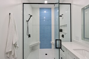 Shower, hair dryer, towels, soap - Luxe Waterfront Canal Home w Heated Pool & Spa Golf Rooftop Deck Outdoor Kitchen (Bradenton)