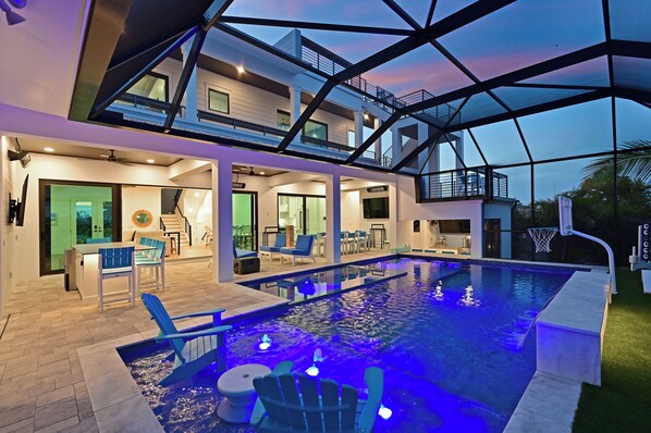 Utomhuspool och uppvärmd pool