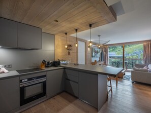 Réfrigérateur, micro-ondes, plaque de cuisson, lave-vaisselle