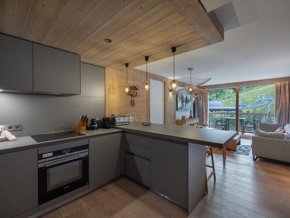 Fridge, microwave, stovetop, dishwasher