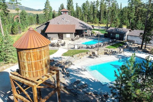 Single Level Spacious Twin Home w/ Garage, Hot Tub Paved Road and Clubhouse