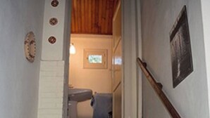 A wooden staircase with a handrail, leading to a room with a wooden ceiling and a window. - Maison D'été Plage a Pied Oleron (Saint-Pierre-d'Oléron)