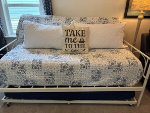 2 bedrooms, free WiFi, bed sheets - Relax and Unwind at the Cozy Cabin on Heaton Lake. (Elkhart)