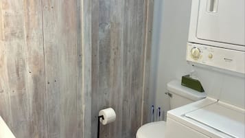 Douche, sèche-cheveux, serviettes fournies, savon