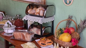 Ein reichhaltiges Frühstücksbuffet mit verschiedenen Speisen und einer Wanddeko.