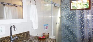 Shower, hair dryer, towels, soap - Pousada Horizonte dos Borbas (Angra dos Reis)