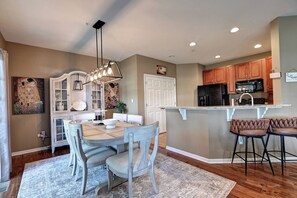 Dining - Great 3 BD ground floor condo in Bear Trap Dunes! Sleeps 6, Shuttle to the beach, Community Pool, great Amenities and more! Discounts for 3 night, 5 night, and 7 night stays for August and September! (Ocean View)