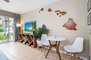 Interior - Kona Isle B3 No Stairs, Fully Remodeled, Beautifully Decorated: True Gem! (Kailua Kona)