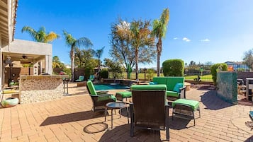 House, 4 Bedrooms | Terrace/patio