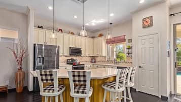 House, 4 Bedrooms | Private kitchen | Fridge, oven, coffee/tea maker, toaster