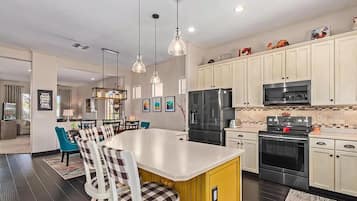 House, 4 Bedrooms | Private kitchen | Fridge, oven, coffee/tea maker, toaster