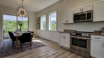 Cabin, 4 Bedrooms | Dapur peribadi | Peti sejuk, ketuhar, pembancuh kopi/teh, pembakar roti