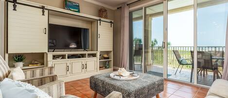 Condo, 3 Bedrooms | Living area