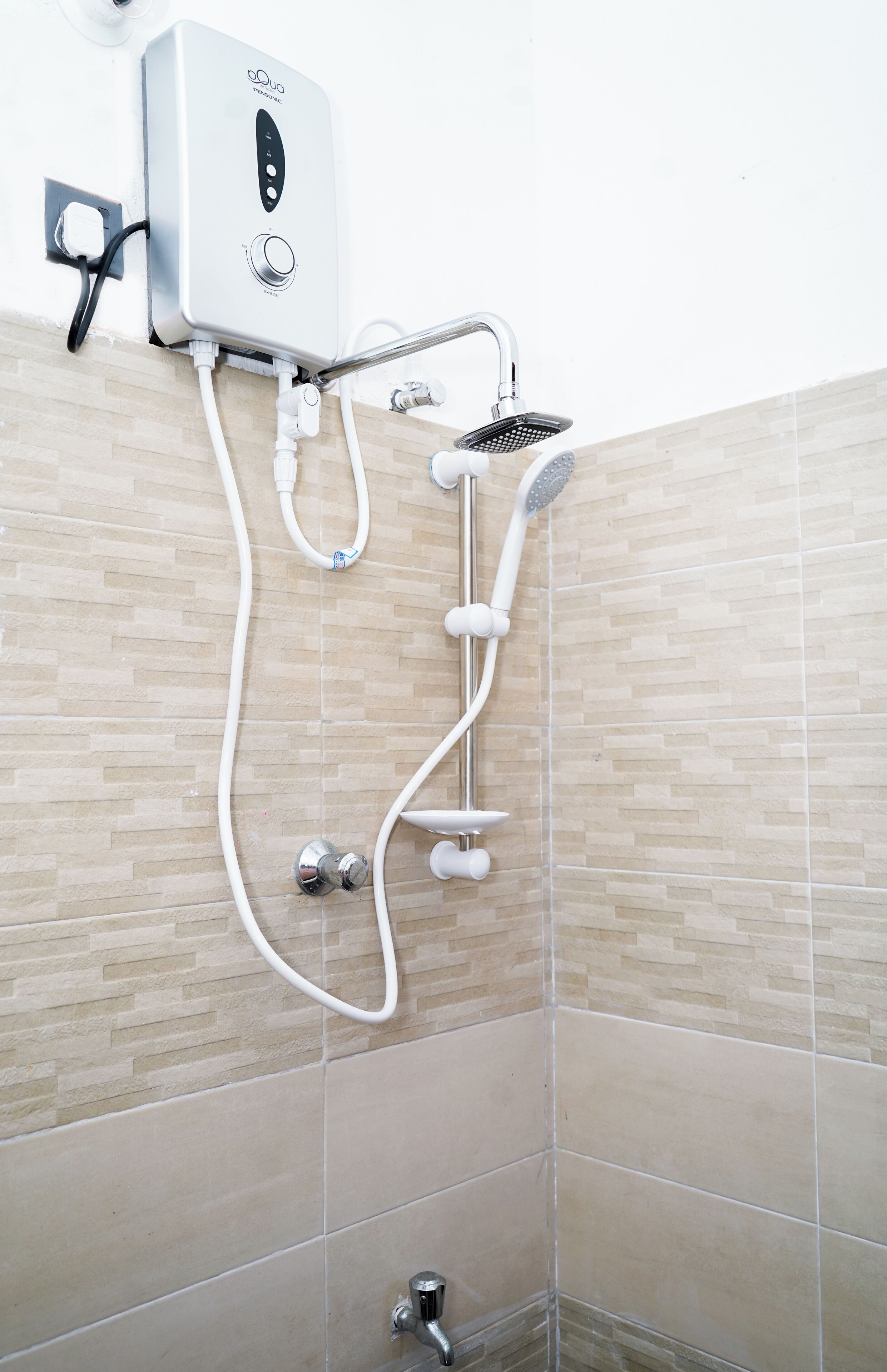 Douche, sèche-cheveux, bidet, serviettes fournies