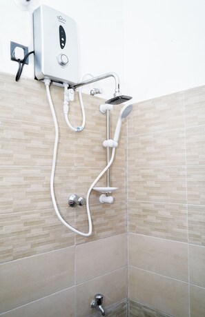 Ducha, secador de pelo, bidet, toallas
