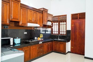 ثلاجة، ميكروويف، موقد طهي مسطح، غلّاية كهربائية