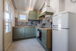 Villa, utsikt mot høyde | Eget kjøkken | Kjøleskap, ovn, kokeplater og oppvaskmaskin