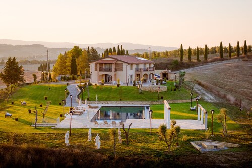 Villa ETRU Private Home - Luxury Farm Stay with Restaurant and Experiences