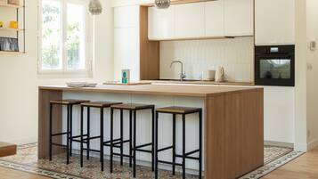 Een koelkast, een oven, een vaatwasser, een koffiezetapparaat/waterkoker