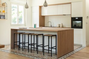 Réfrigérateur, four, lave-vaisselle, cafetière/bouilloire