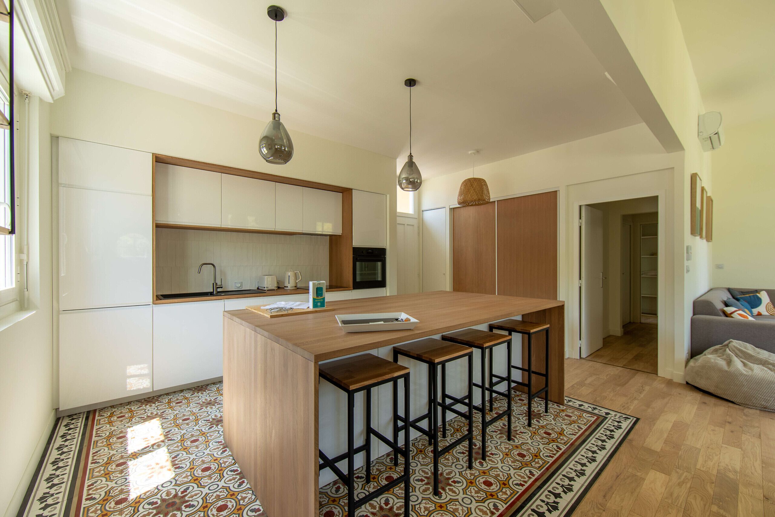 Fridge, oven, dishwasher, coffee/tea maker