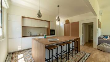 Een koelkast, een oven, een vaatwasser, een koffiezetapparaat/waterkoker