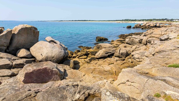 A rocky shoreline with large boulders and a clear view of the sea. - 490m from the beach, new house for 8 (Trégunc)