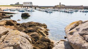 A rocky shoreline with a marina filled with boats. - 490m from the beach, new house for 8 (Trégunc)
