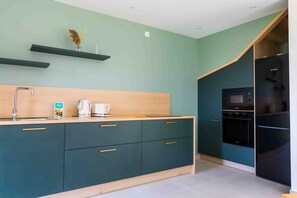 Kühlschrank, Mikrowelle, Ofen, Geschirrspüler