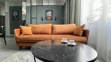 Suite estudio Deluxe | Sala de estar | Una televisión de pantalla plana