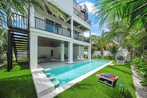 A heated pool - New Luxury Rental with Pool, Spa, Rooftop Deck! Steps to the Beach (Bradenton Beach)