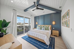 7 bedrooms, iron/ironing board, free WiFi, bed sheets - New Luxury Rental with Pool, Spa, Rooftop Deck! Steps to the Beach (Bradenton Beach)