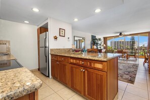Refrigerador, microondas, cafetera y tetera y tostadora 