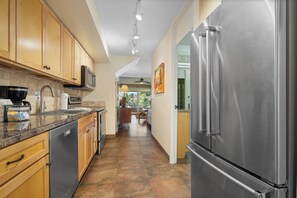 Refrigerador, microondas, cafetera y tetera y tostadora 