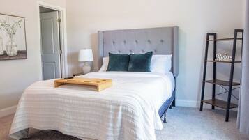 3 quartos, escrivaninha, ferros/tábuas de passar roupa