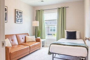 3 bedrooms, desk, iron/ironing board, free WiFi