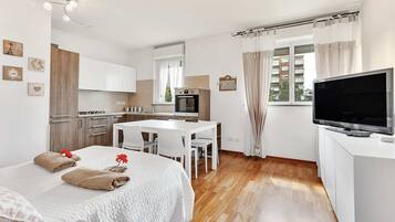 Comfort-Apartment, Gartenblick | Wohnbereich | 35-Zoll-Fernseher mit Digitalempfang