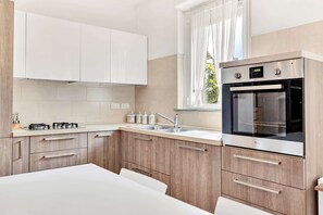 Comfort Apartment, Garden View | Private kitchen - Alessia's Flat - Perini (Milan)