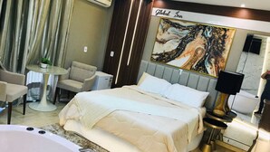 Premium Suite, Balcony, City View | Bathroom | Shower, rainfall showerhead, towels, soap - HOTEL GLOBAL PALACE  (Amambaí)