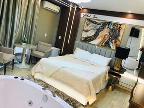 Premium Suite, Balcony, City View | Bathroom | Shower, rainfall showerhead, towels, soap - HOTEL GLOBAL PALACE (Amambaí)