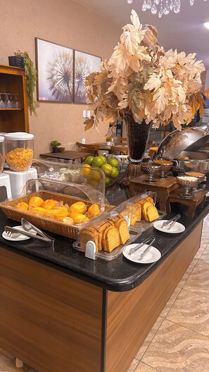 Free daily self-serve breakfast - HOTEL GLOBAL PALACE  (Amambaí)