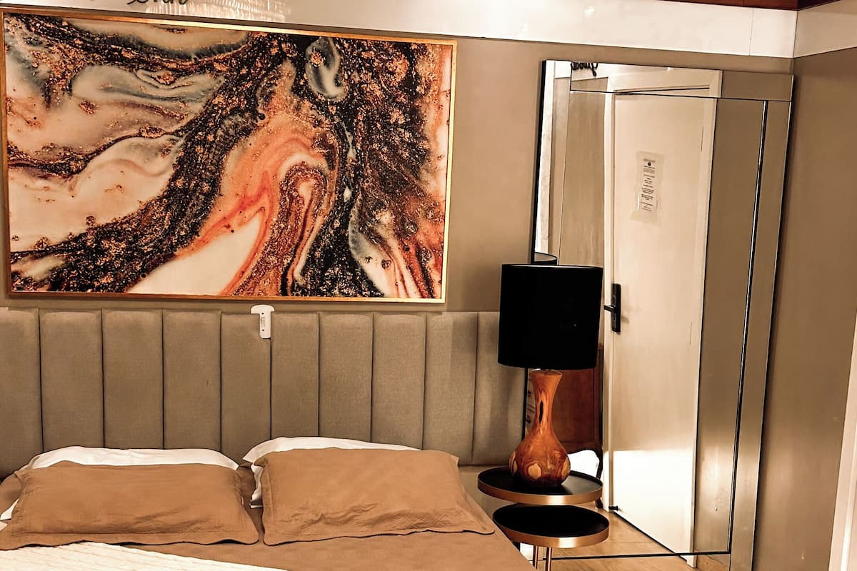 Suite Premium, balcón, vista a la ciudad | 1 habitación, caja de seguridad en la habitación y escritorio