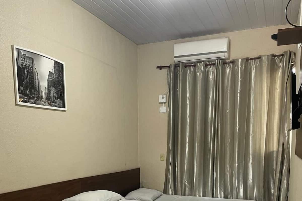 Chalet estándar | 1 habitación, caja de seguridad en la habitación y escritorio
