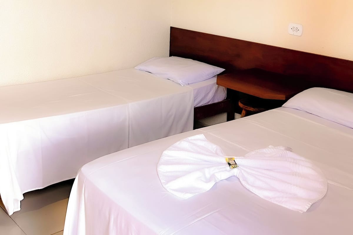 1 habitación, caja de seguridad en la habitación y escritorio