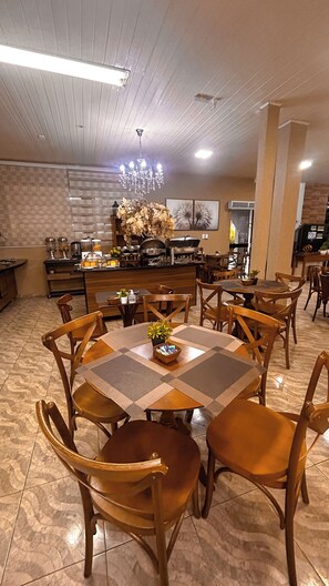 Tägliches inbegriffenes Frühstück zur Selbstbedienung