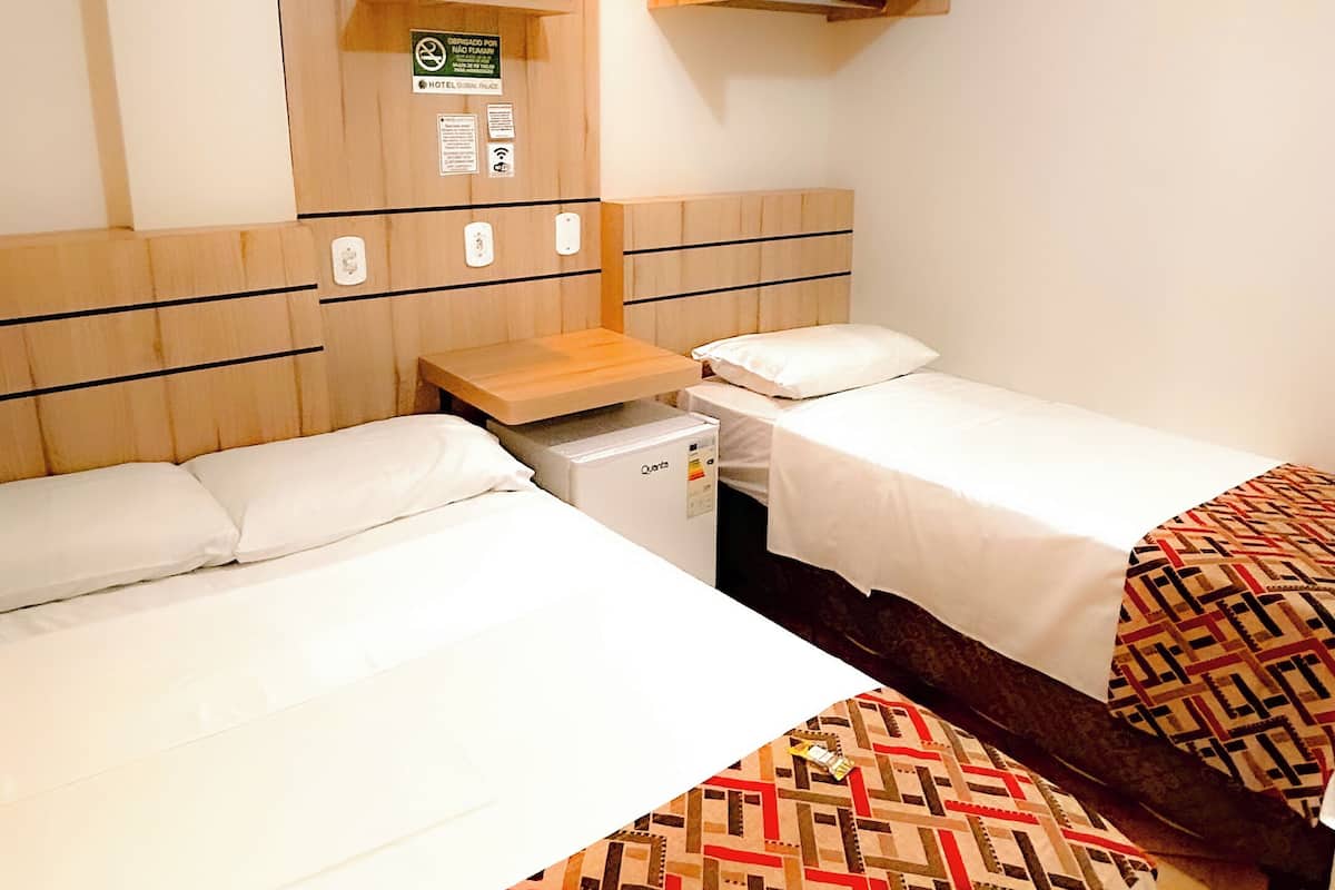 1 habitación, caja de seguridad en la habitación y escritorio