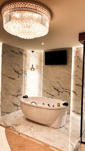 Premium Suite, Balcony, City View | Bathroom | Shower, rainfall showerhead, towels, soap - HOTEL GLOBAL PALACE (Amambaí)