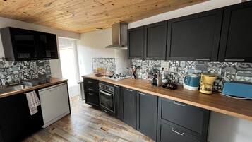 Geladeira, micro-ondas, fogão, cooktop