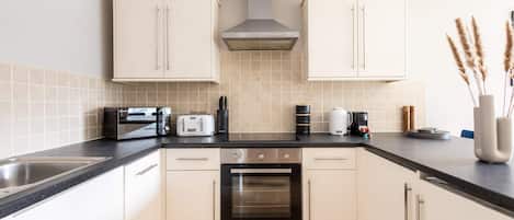 Køleskab, mikrobølgeovn, ovn, kogeplade