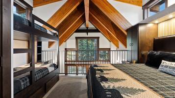 3 habitaciones, tabla de planchar con plancha y cuna de viaje